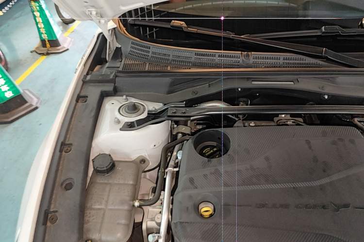 Used CHANGAN UNI-V 2024 1.5T Prestige Edition Engine Bay Right