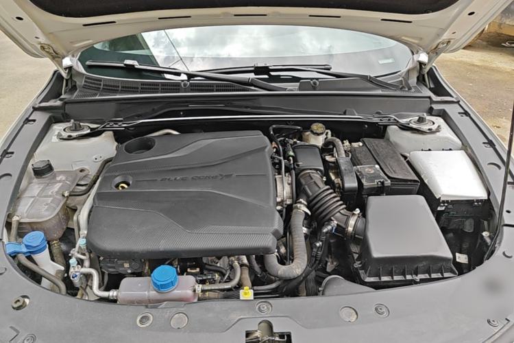 Used CHANGAN UNI-V 2024 1.5T High-Energy Version Engine Bay