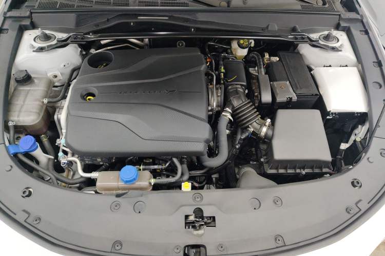 Used CHANGAN UNI-V 2024 1.5T High-Energy Version Engine Bay