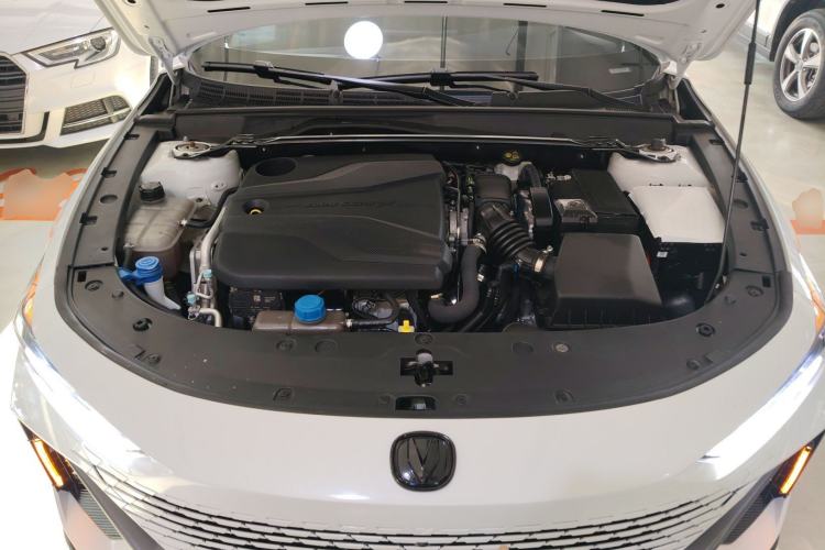 Used CHANGAN UNI-V 2024 1.5T High-Energy Version Engine Bay