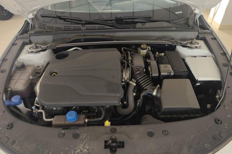 Used CHANGAN UNI-V 2024 1.5T High-Energy Version Engine Bay