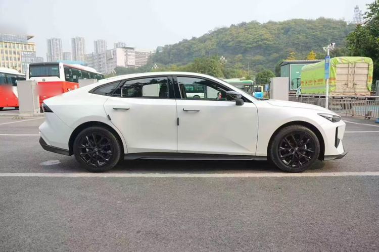 Used CHANGAN UNI-V 2024 1.5T Luxury Edition Exterior 2