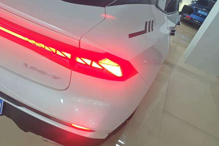 Used CHANGAN UNI-V 2024 1.5T Prestige Edition Exterior 3