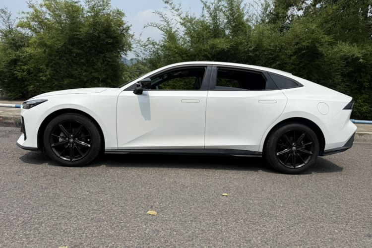 Used CHANGAN UNI-V 2024 1.5T High-Energy Version Exterior 3