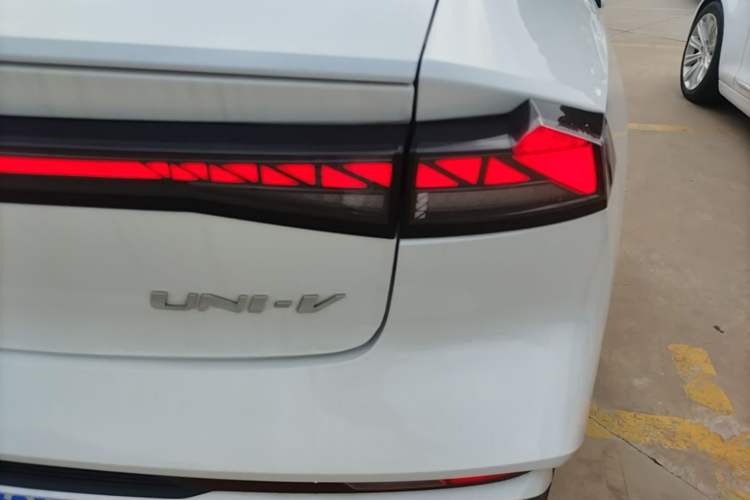 Used CHANGAN UNI-V 2024 1.5T Prestige Edition Exterior 3
