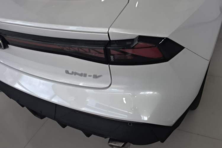 Used CHANGAN UNI-V 2024 1.5T High-Energy Version Exterior 3