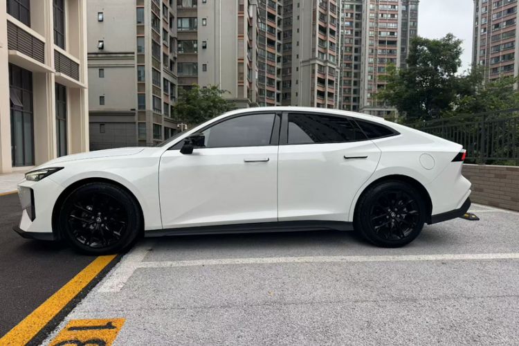 Used CHANGAN UNI-V 2024 1.5T Luxury Edition Exterior 3