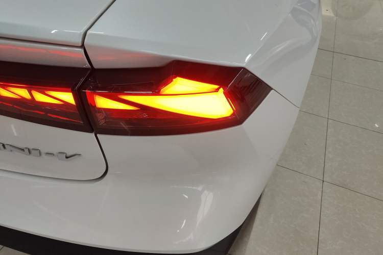 Used CHANGAN UNI-V 2024 1.5T High-Energy Version Exterior 3