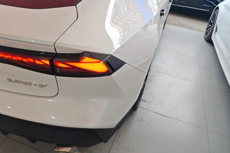 Used CHANGAN UNI-V 2024 1.5T High-Energy Version Exterior 3