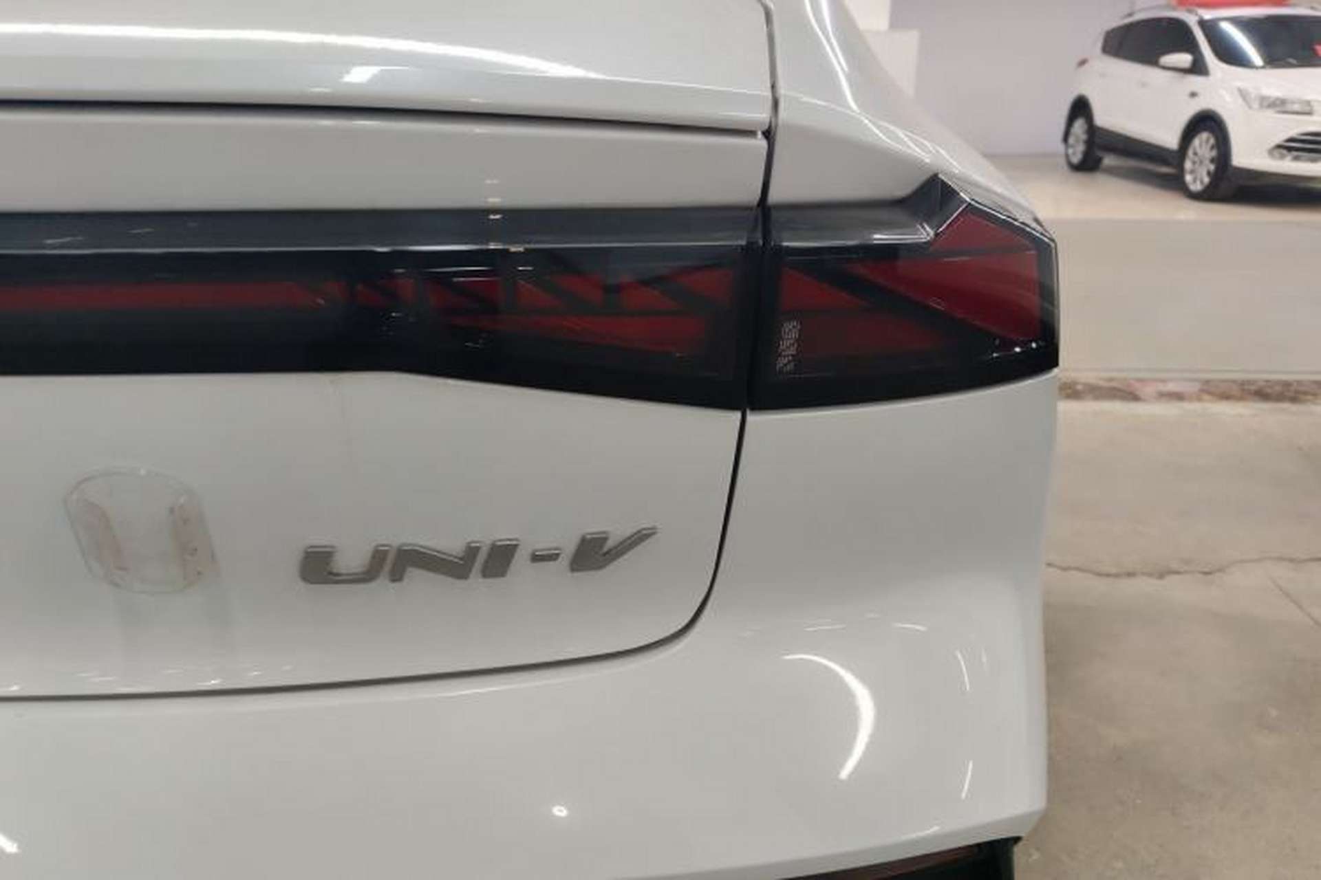 Used CHANGAN UNI-V 2024 1.5T High-Energy Version Exterior 3