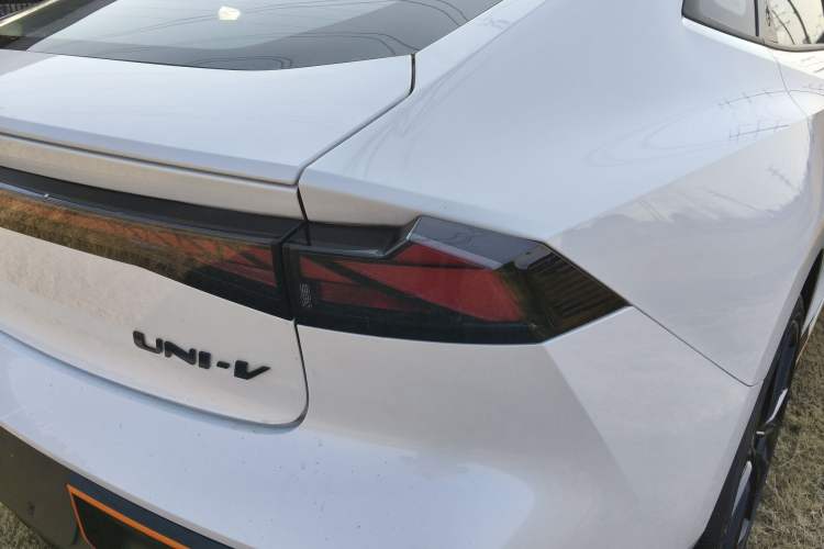 Used CHANGAN UNI-V 2024 2.0T High-Performance Version Exterior 3