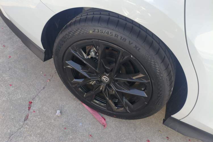 Used CHANGAN UNI-V 2024 1.5T Luxury Edition Exterior 5