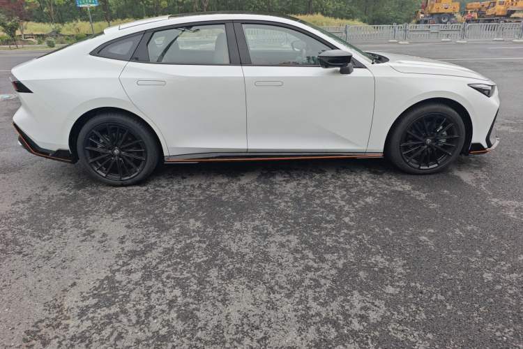 Used CHANGAN UNI-V 2024 2.0T High-Performance Version Exterior 5