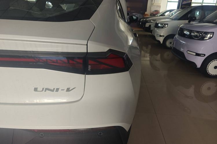 Used CHANGAN UNI-V 2024 1.5T High-Energy Version Exterior 6