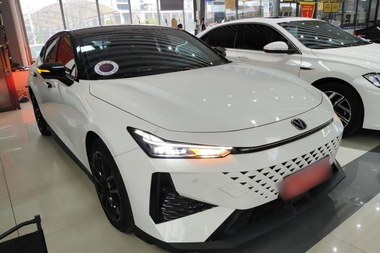 Used CHANGAN UNI-V 2024 1.5T Prestige Edition Front Right 45 Deg