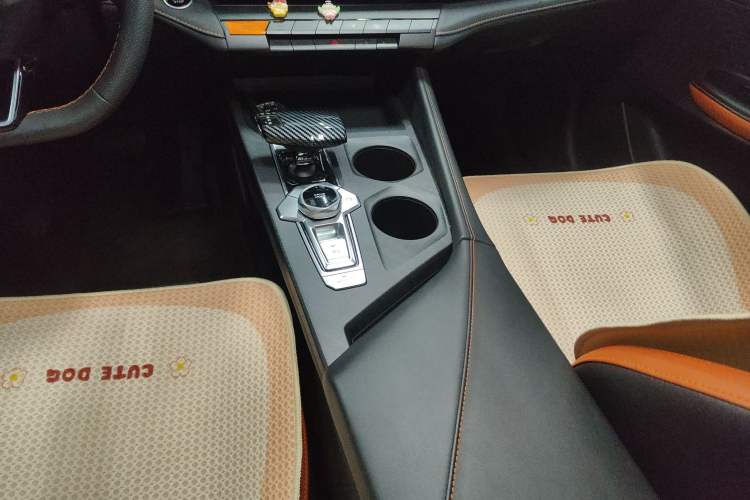 Used CHANGAN UNI-V 2024 1.5T High-Energy Version Gear Lever