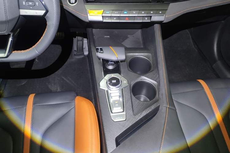 Used CHANGAN UNI-V 2024 1.5T Prestige Sport Edition Gear Lever