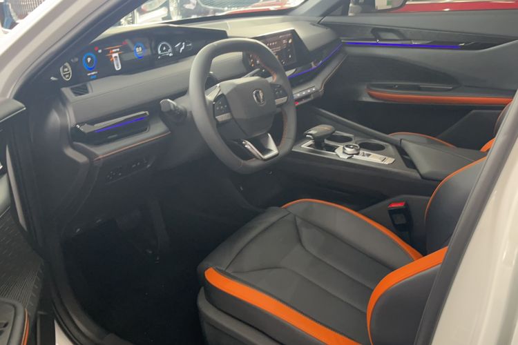 Used CHANGAN UNI-V 2024 1.5T High-Energy Version Interior 1