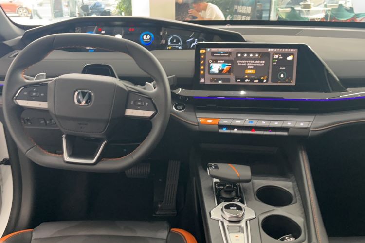 Used CHANGAN UNI-V 2024 1.5T High-Energy Version Interior 3