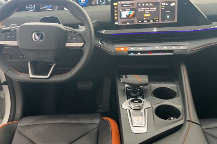 Used CHANGAN UNI-V 2024 1.5T High-Energy Version Interior 5