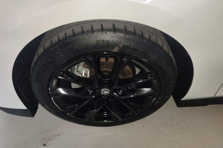 Used CHANGAN UNI-V 2024 1.5T Prestige Edition Left Front Wheel Hub