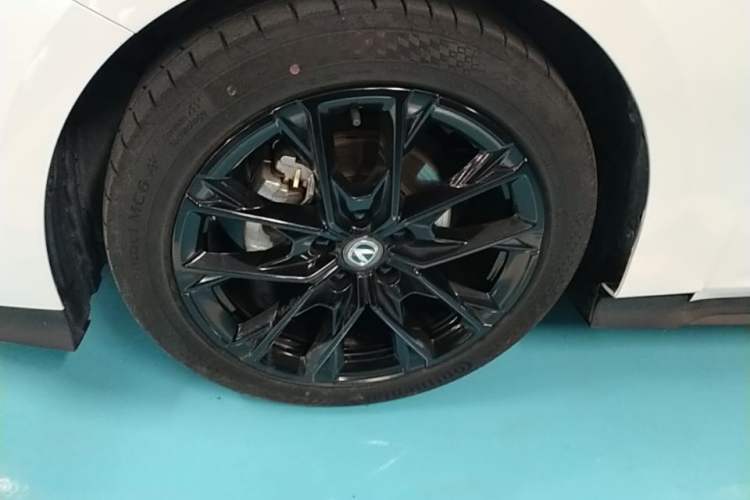 Used CHANGAN UNI-V 2024 1.5T Prestige Edition Left Front Wheel Hub