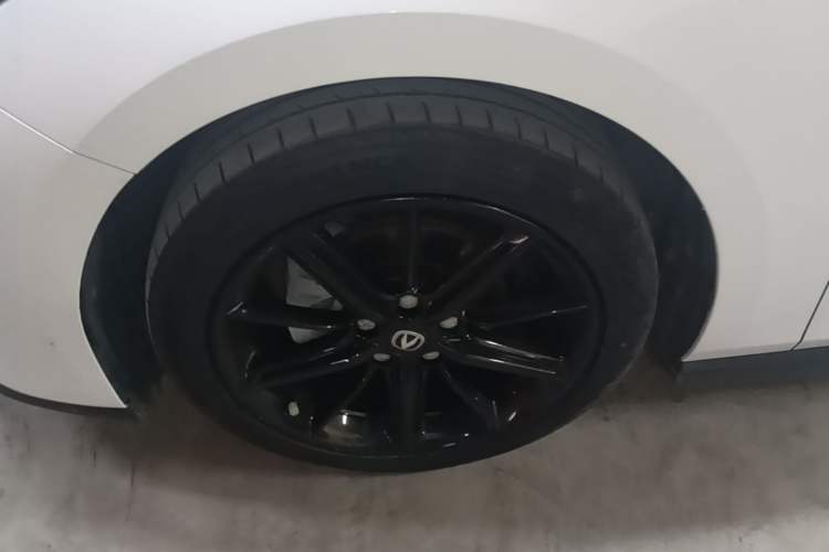 Used CHANGAN UNI-V 2024 1.5T High-Energy Version Left Front Wheel Hub