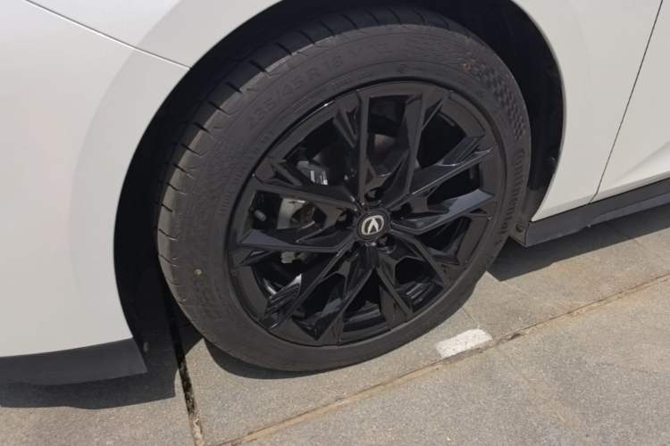 Used CHANGAN UNI-V 2024 1.5T Prestige Edition Left Front Wheel Hub
