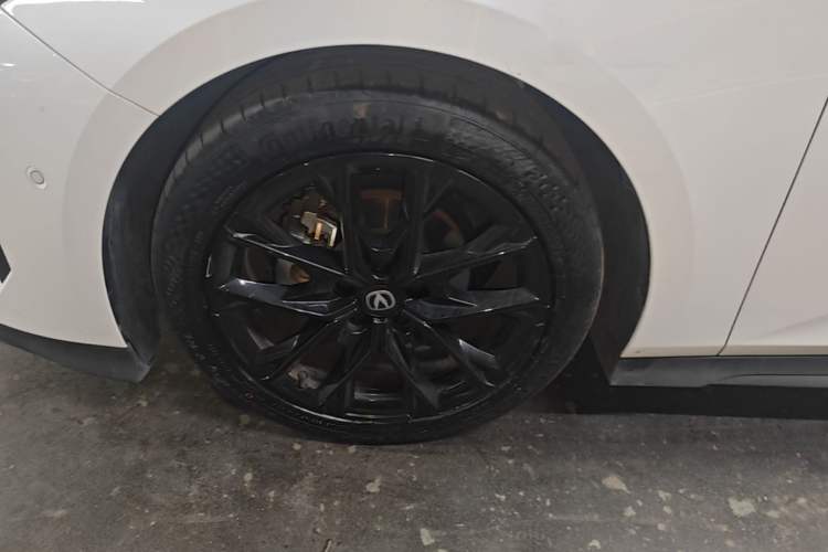 Used CHANGAN UNI-V 2024 1.5T Smart Navigation Version Left Front Wheel Hub