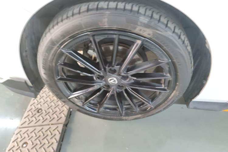 Used CHANGAN UNI-V 2024 1.5T Prestige Sport Edition Left Front Wheel Hub