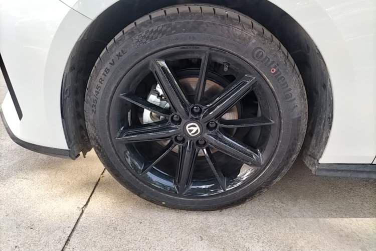 Used CHANGAN UNI-V 2024 1.5T High-Energy Version Left Front Wheel Hub
