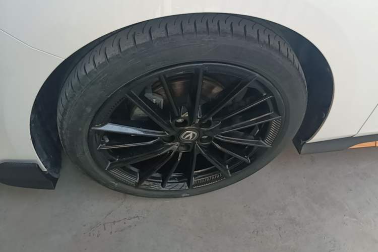 Used CHANGAN UNI-V 2024 1.5T Prestige Sport Edition Left Front Wheel Hub