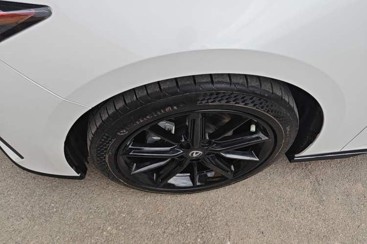 Used CHANGAN UNI-V 2024 1.5T High-Energy Version Left Front Wheel Hub