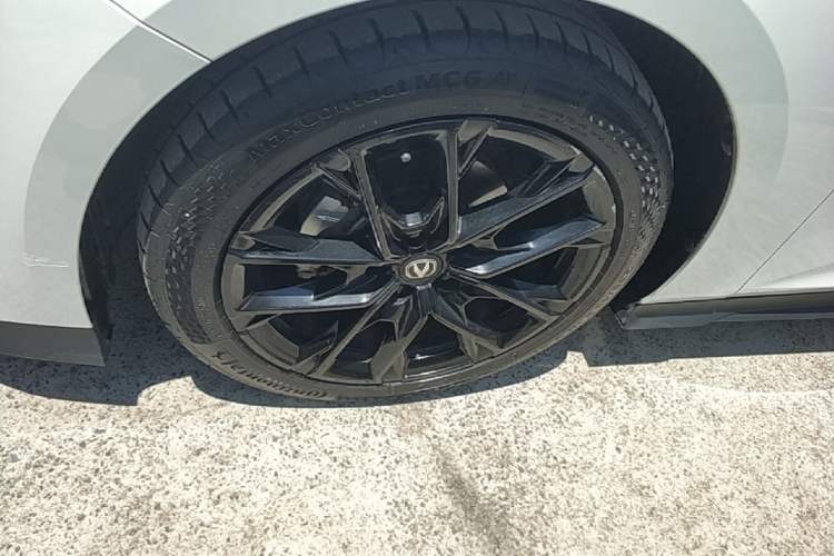 Used CHANGAN UNI-V 2024 1.5T Prestige Edition Left Front Wheel Hub