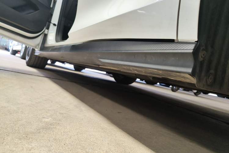 Used CHANGAN UNI-V 2024 1.5T High-Energy Version Left Side Sill
