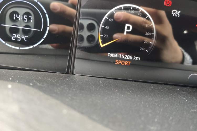 Used CHANGAN UNI-V 2024 1.5T Prestige Edition Odometer Close Up