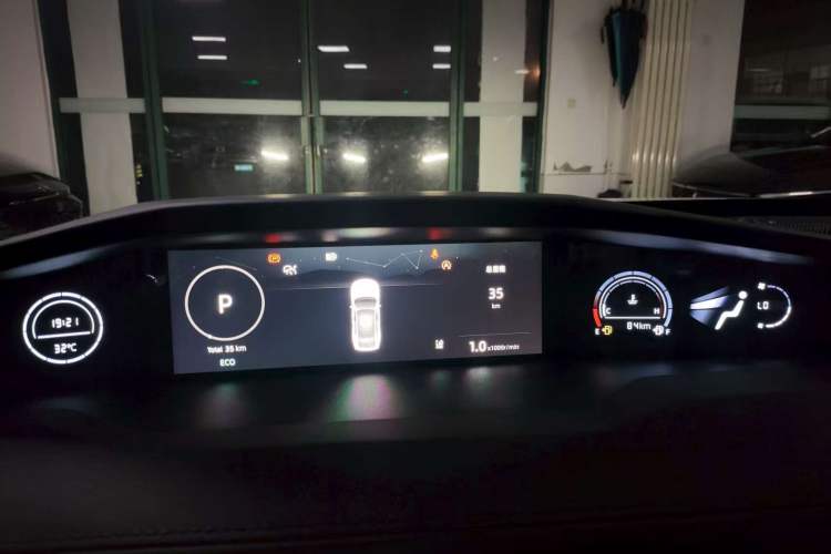 Used CHANGAN UNI-V 2024 1.5T High-Energy Version Odometer Close Up