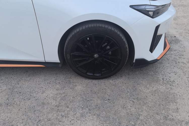 Used CHANGAN UNI-V 2024 1.5T Luxury Edition Right Front Wheel Hub