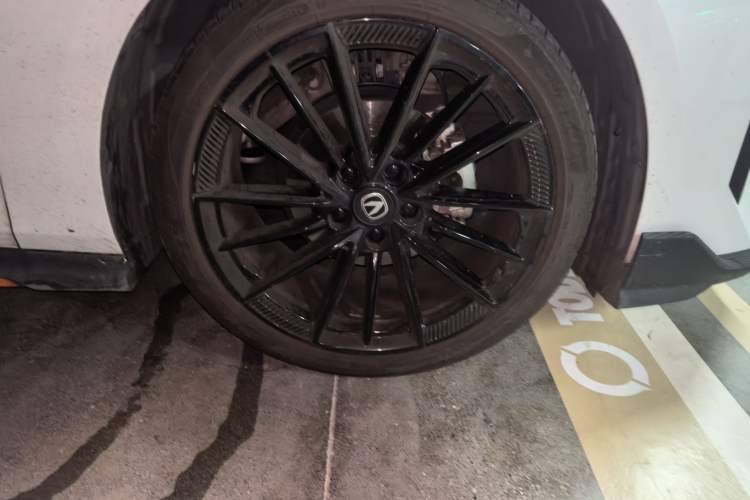 Used CHANGAN UNI-V 2024 1.5T Prestige Sport Edition Right Front Wheel Hub