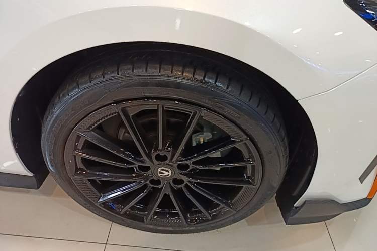 Used CHANGAN UNI-V 2024 1.5T Prestige Sport Edition Right Front Wheel Hub