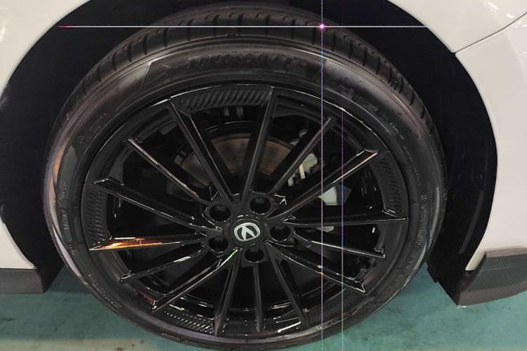 Used CHANGAN UNI-V 2024 1.5T Prestige Edition Right Front Wheel Hub