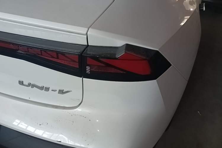 Used CHANGAN UNI-V 2024 1.5T High-Energy Version Right Rear Taillight