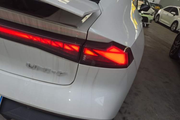 Used CHANGAN UNI-V 2024 1.5T High-Energy Version Right Rear Taillight