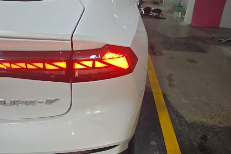 Used CHANGAN UNI-V 2024 1.5T Smart Navigation Version Right Rear Taillight