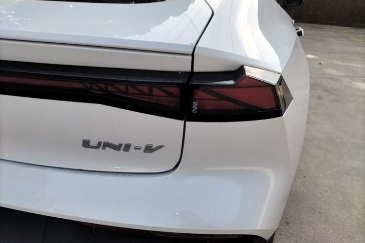 Used CHANGAN UNI-V 2024 1.5T High-Energy Version Right Rear Taillight
