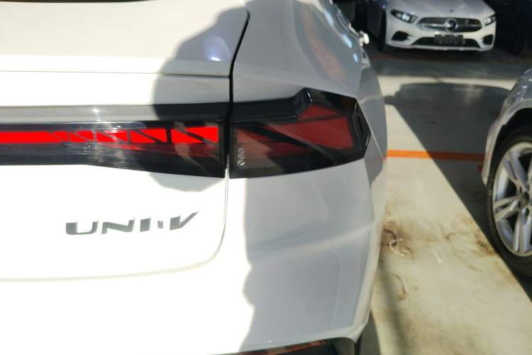 Used CHANGAN UNI-V 2024 1.5T High-Energy Version Right Rear Taillight