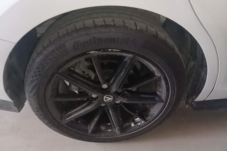 Used CHANGAN UNI-V 2024 1.5T High-Energy Version Right Rear Wheel Hub