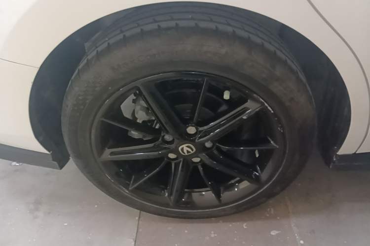 Used CHANGAN UNI-V 2024 1.5T High-Energy Version Right Rear Wheel Hub
