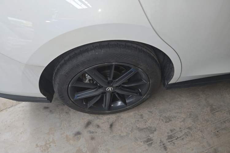 Used CHANGAN UNI-V 2024 1.5T High-Energy Version Right Rear Wheel Hub