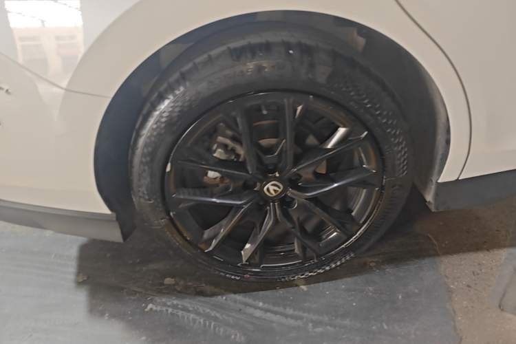 Used CHANGAN UNI-V 2024 1.5T Smart Navigation Version Right Rear Wheel Hub